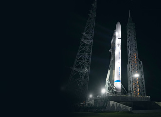 新格倫火箭屹立發射台 貝佐斯挑戰馬斯克太空版圖 