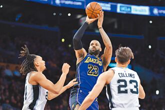 NBA》詹皇復出砍30分 助湖人拔馬刺