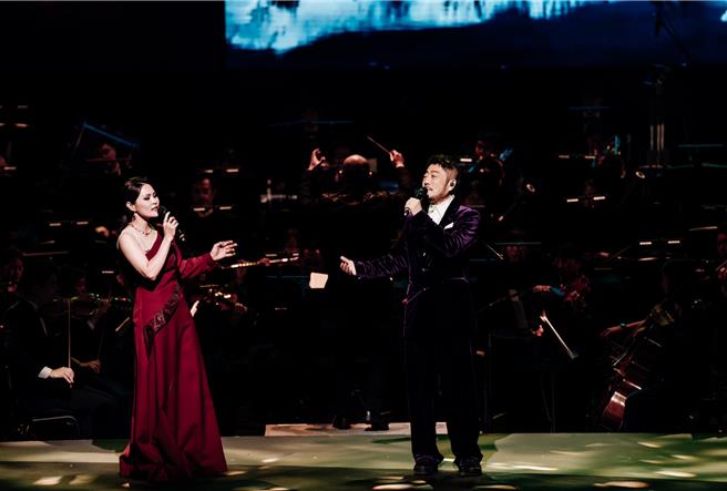 周蕙（左）和音乐人小虫在台上默契合唱。（卫武营国家艺术文化中心提供）