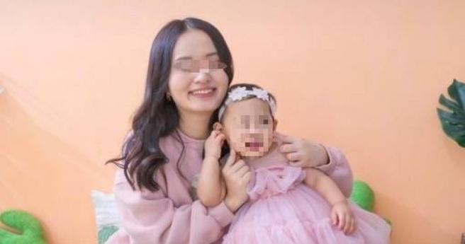 失联移工Anita接受本刊採访，秀出当年自己与女儿的合照，感嘆因黑工身分，不能出境返国探视女儿。（图／读者提供）