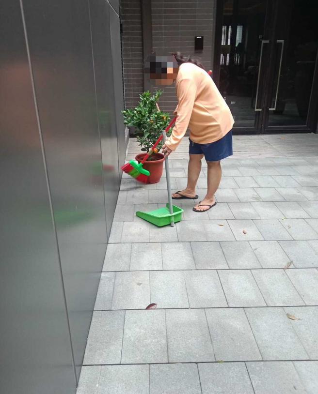 Anita现在在大楼当扫地移工，虽然没有合法身分，但月休8天，劳动条件比之前好很多。（图／读者提供） 