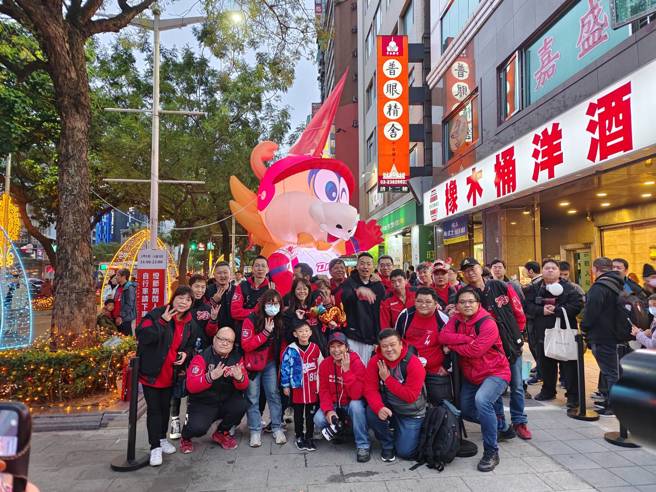 味全龙吉祥物「威弟」吸引不少龙迷合影。（球团提供）