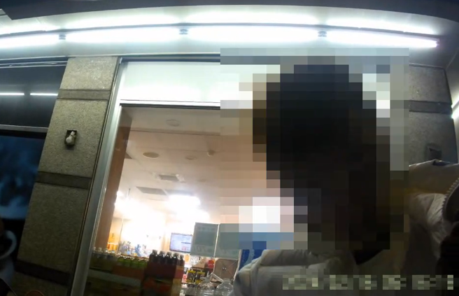 外套暗袋里藏了14包毒咖啡，蔡男遭到警方逮捕送办。（翻摄画面）