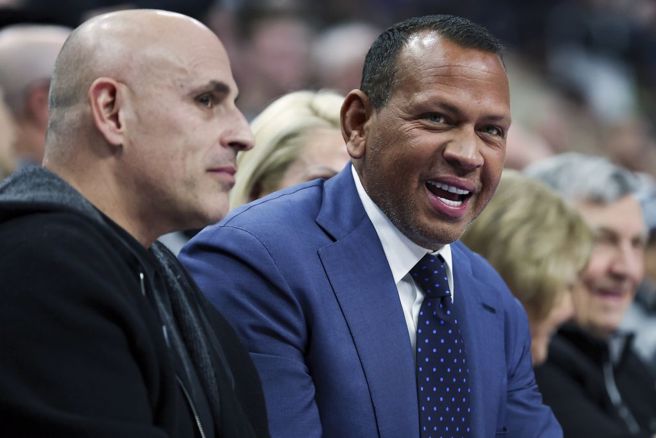 灰狼老板马克洛尔(左)与大股东A-Rod在场边看比赛。（美联社资料照）