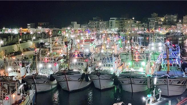 2024年2月25日澎湖縣／澎湖外垵漁火最美元宵夜，錢幣擲吉釀意外。24日晚一連三瞑的百艘船燈漁火映照，讓外垵漁港美極了。（許逸民攝）