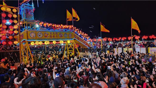 2024年2月25日澎湖縣／澎湖外垵漁火最美元宵夜，錢幣擲吉釀意外。24日晚平安橋上的擲吉活動，有名47歲楊女的左眼因此遭飛下的錢幣砸傷，恐有失明之虞。（許逸民攝）