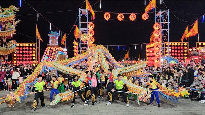 2024年2月25日澎湖縣／澎湖外垵漁火最美元宵夜，錢幣擲吉釀意外。24日晚在溫王宮廟埕的傳統民俗節目，有外垵國小的競技龍表演。（許逸民攝）
