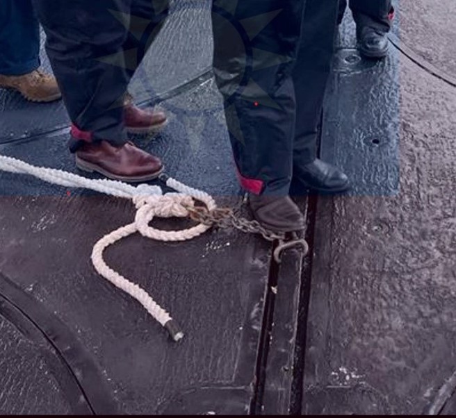 美国海军核潜舰上甲板所使用的安全索、潜舰专用的「ㄇ型安全扣环」与「安全轨道」（台湾潜舰所使用的模式完全相同）。（撷取自U.S. NAVY官网）