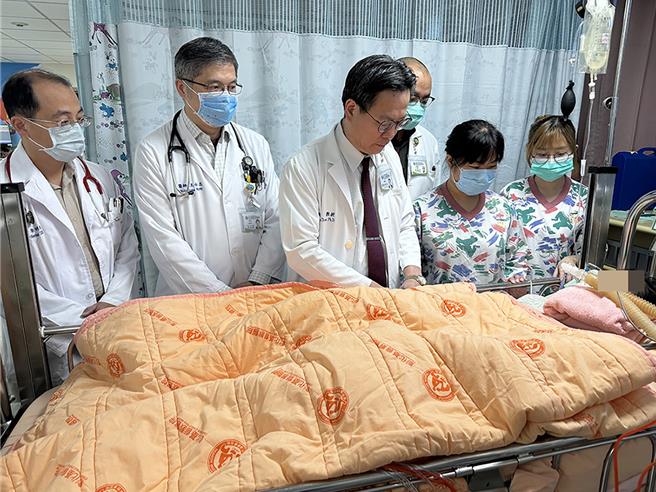 彰化县伸港乡3国小姊弟遭撞飞引社会关注，爱心捐款涌入百万，目前弟弟已出院，2姊妹仍分别在彰基、秀传与死神拔河。（彰基提供／吴建辉彰化传真）