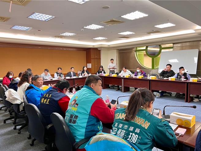 基隆市政府日前赴議會進行專案報告，除向議會報告學校午餐提升食安的精進作為外，也宣布將於今年3月起，再加碼學校午餐的補助。（基隆市政府提供／張志康基隆傳真）