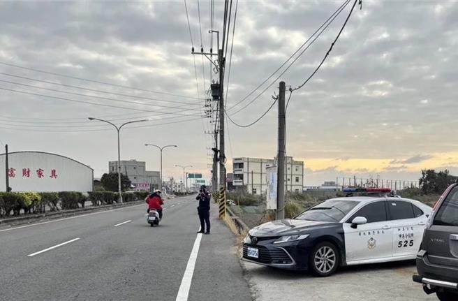 彰化縣伸港鄉陳姓國小三姊弟22日晚間放學回家途中遭車撞，姊妹倆正與死神搏鬥中，引發社會關注，轄區警方24日起在事發路口加強取締，首日取締16件超速，未來也會深入校園，宣導交通安全。（警方提供／吳建輝彰化傳真）