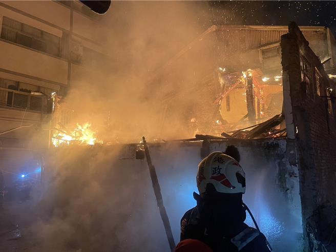 今（25日）凌晨接近1点朝天宫附近义民路83巷一间无人住的木造空屋起火燃烧，消防人员赶抵时，整栋屋子已完全燃烧。（云林县消防局提供）