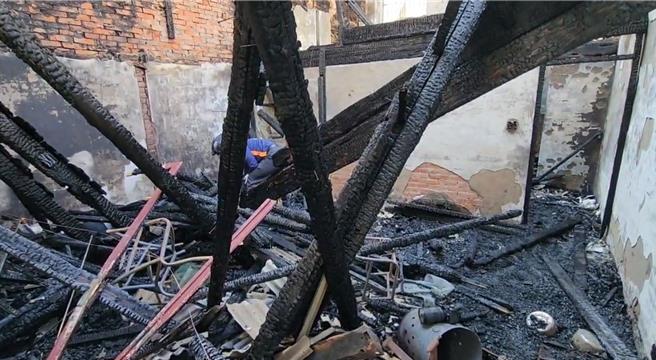 起火的木屋烧得精光。（读者提供）