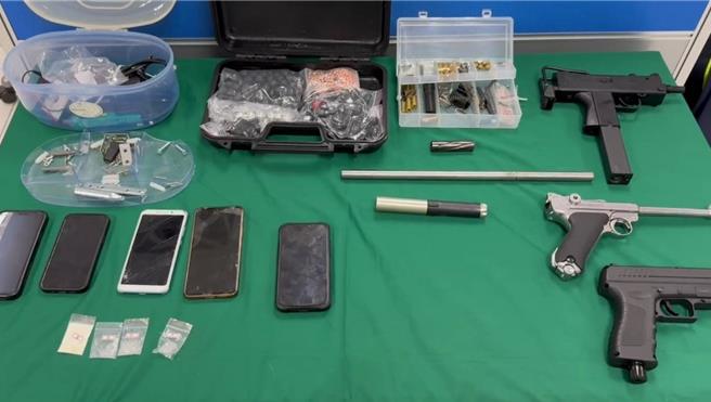 天道盟同心會前薛姓會長涉嫌暴力討債，專案小組22日持搜索票，拘提薛嫌等6名成員到案，現場查獲空氣槍2支、鎮暴槍1支、鎮暴彈數十發、海洛因1.24公克、安非他命3.72公克等證物。（瑞芳警分局提供）