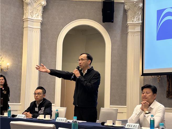 国民党立院党团24日起移师花莲举行共识营，25日上午于花莲远雄悦来饭店举行立法实务研讨会，党主席朱立伦（中）在会中致词。（陈薏云摄）