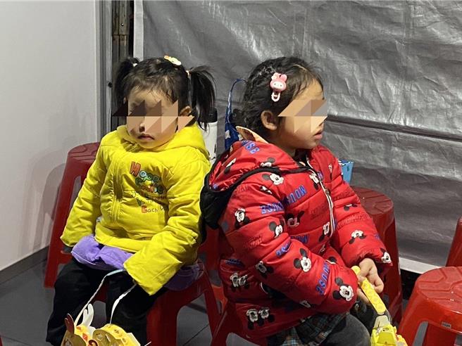 桃园灯会太好逛，项姓姐妹花迷途找妈妈，警方获悉不到10分钟就在人潮汹涌的灯会现场寻获着急的母亲助相见。(翻摄照片／蔡依珍桃园传真)