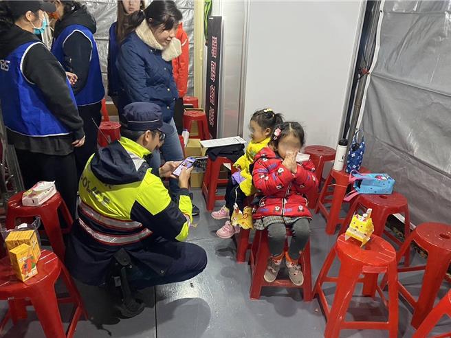 桃园灯会太好逛，项姓姐妹花迷途找妈妈，警方获悉不到10分钟就在人潮汹涌的灯会现场寻获着急的母亲助相见。(翻摄照片／蔡依珍桃园传真)