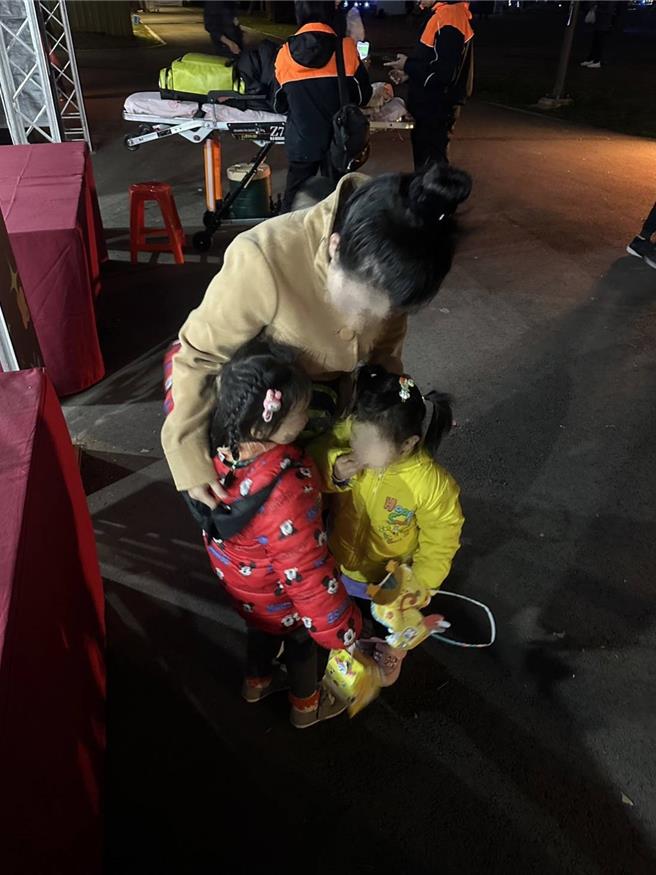 桃园灯会太好逛，项姓姐妹花迷途找妈妈，警方获悉不到10分钟就在人潮汹涌的灯会现场寻获着急的母亲助相见。(翻摄照片／蔡依珍桃园传真)
