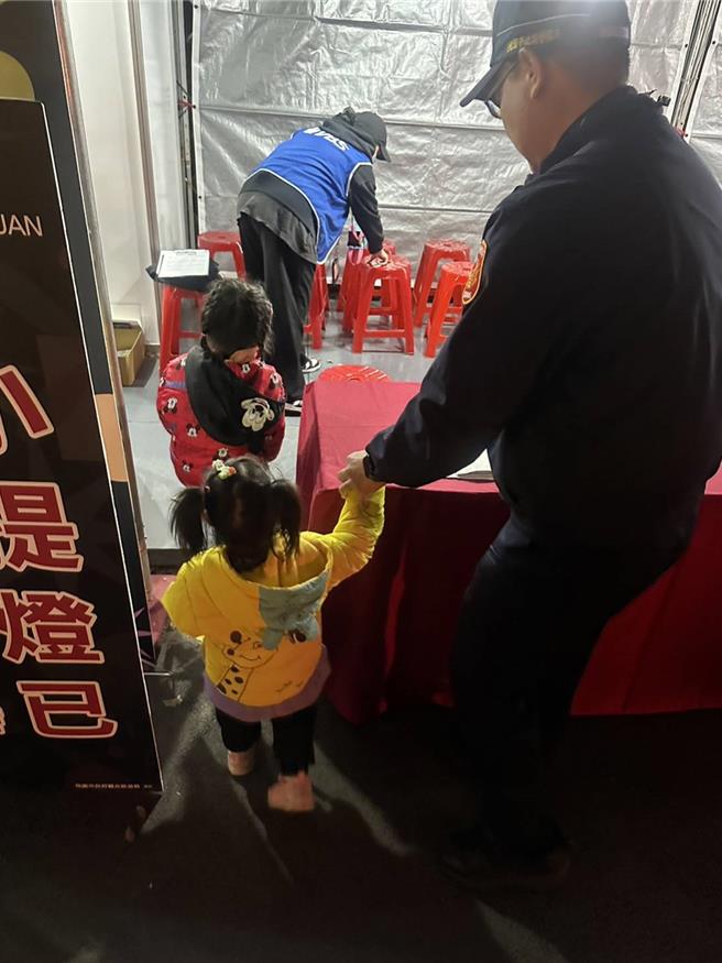 桃园灯会太好逛，项姓姐妹花迷途找妈妈，警方获悉不到10分钟就在人潮汹涌的灯会现场寻获着急的母亲助相见。(翻摄照片／蔡依珍桃园传真)