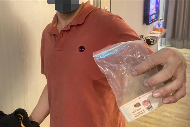 夫妻糾紛警上門處理，查獲毒品咖啡包當場送辦。（翻攝照片／洪靖宜高雄傳真）