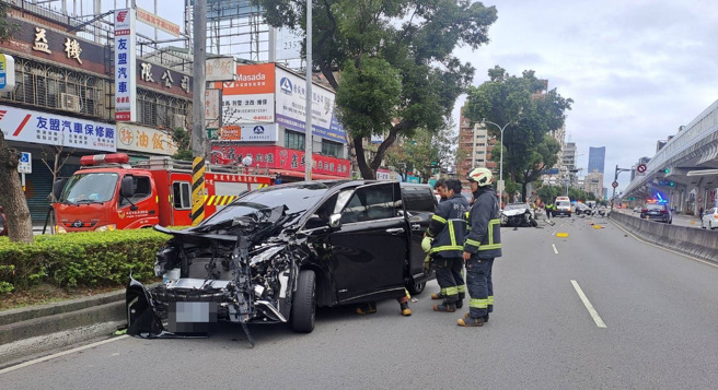 新北市新庄区思源路今早7时许发生一起车祸事故。（图 / 刘咏韵翻摄）