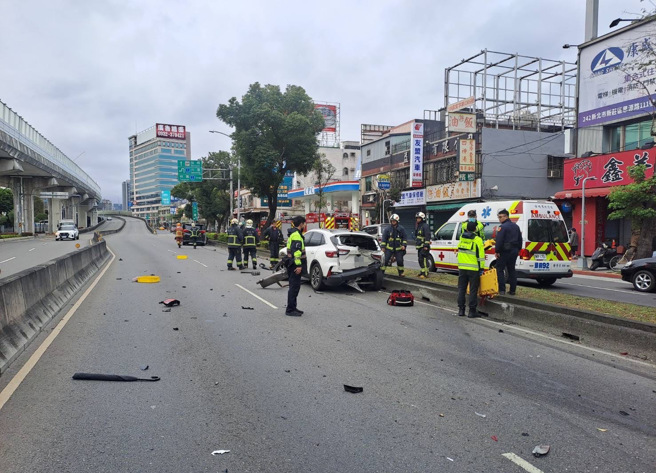 两辆车严重毁损、零件四散。（图 / 刘咏韵翻摄）