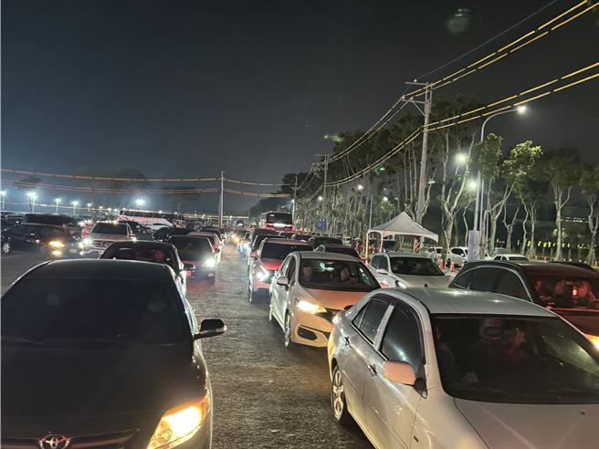 台灣燈會主燈昨晚在高鐵燈區啟燈，民眾抱怨停車場塞1、2個小時。（曹婷婷攝）