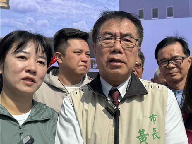 台南市長黃偉哲今天上午受訪表示，針對民眾反映交通問題，會努力改善。（曹婷婷攝）