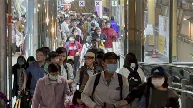 緊鄰高鐵燈區的台鐵沙崙站昨晚也人潮爆棚。（曹婷婷攝）