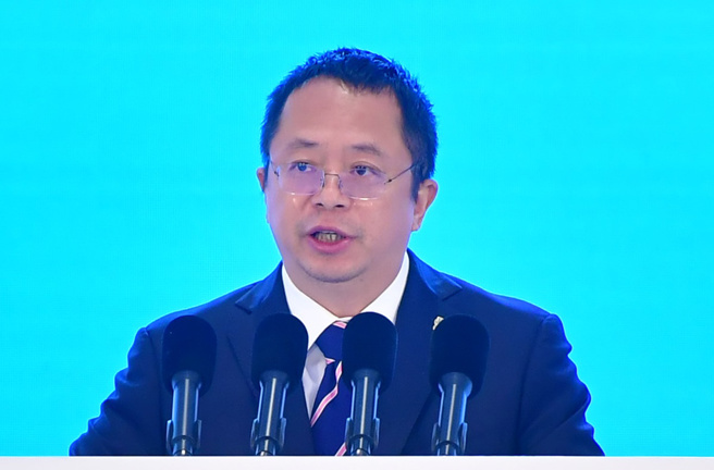 针对近日OpenAI发布的文生影音模型Sora引起市场震惊，360创始人周鸿祎（如图）认为，现在的落后觉得大概一到两年就能解决。（中新社资料照）