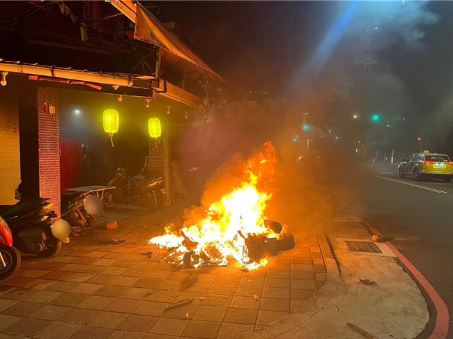 吳姓男子因與蔡姓男子有傷害案糾紛，目前正訴訟中，25日凌晨，吳為洩心頭之恨，竟動手砸毀蔡停放於新北市中和區民德路的機車，再縱火燒車。（中和警分局提供）