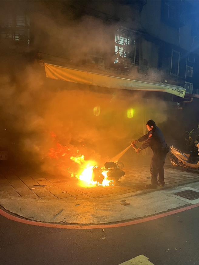 警員以滅火器搶救。（中和警分局提供）