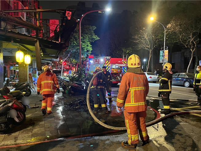 機車被燒得僅剩骨架。（中和警分局提供）