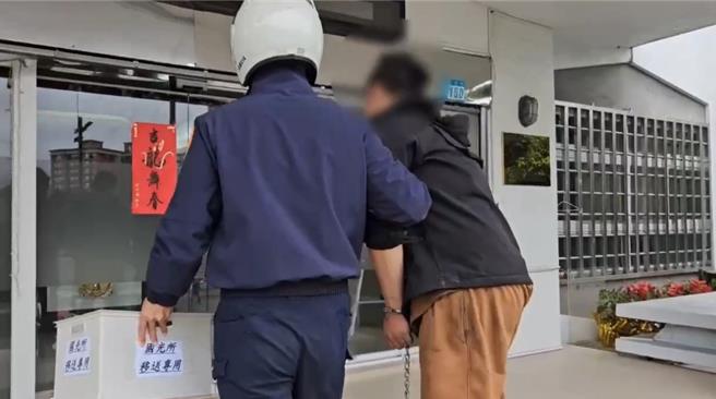 警方逮捕縱火的吳男。（中和警分局提供）