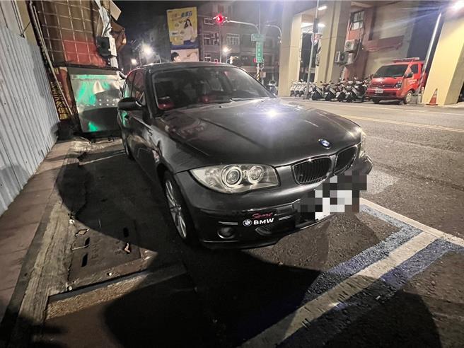 高雄一名男子驾驶刚买的全新BMW上路，却酒驾还闯红灯，面对车辆被警方查扣后悔不已。（警方提供／任义宇高雄传真）