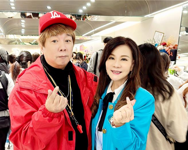 龍千玉（右）為曹西平的新店擔任一日店長。（豪記唱片提供）