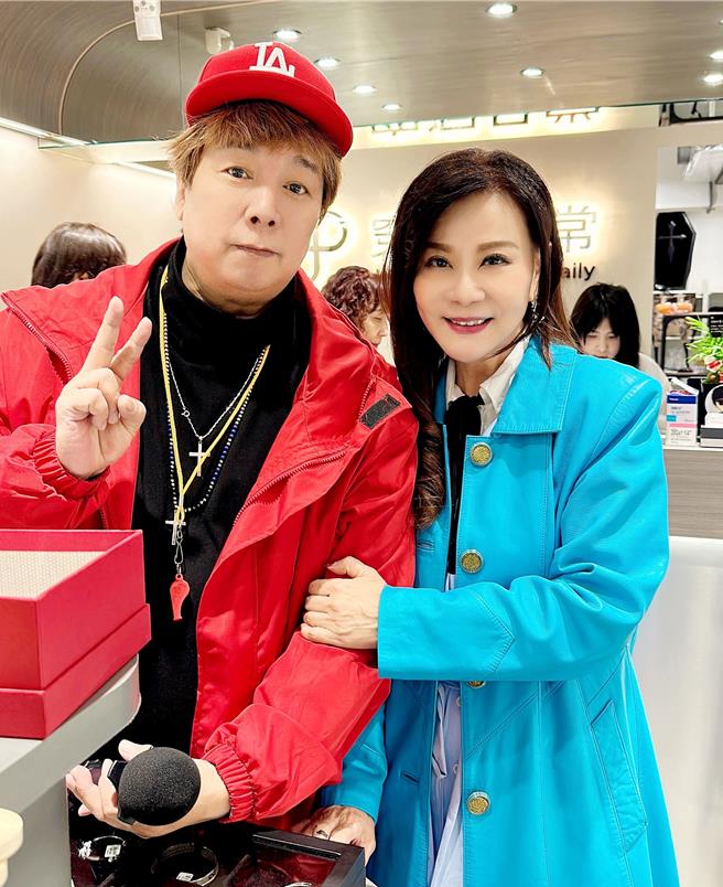 龍千玉（右）為曹西平的新店擔任一日店長。（豪記唱片提供）