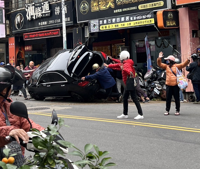 新北市新莊區中港一處公園交叉路口，昨天下午發生一起死亡車禍。（圖 / 民眾提供）