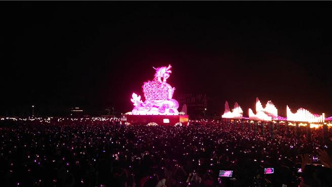 台灣燈會主燈「龍來台灣」，昨晚在高鐵燈區啟燈，吸引破百萬人次造訪。(曹婷婷攝)