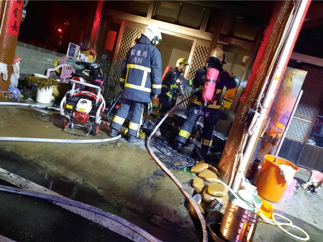 消防人员到场救援。（民眾提供／李京升苗栗传真）