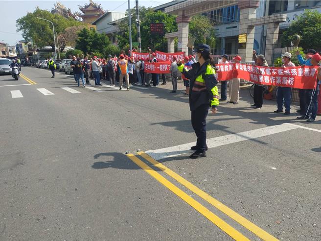 不滿舊寮國小恐遭廢校，百位村民25日上午舉布條抗議。(民眾提供)