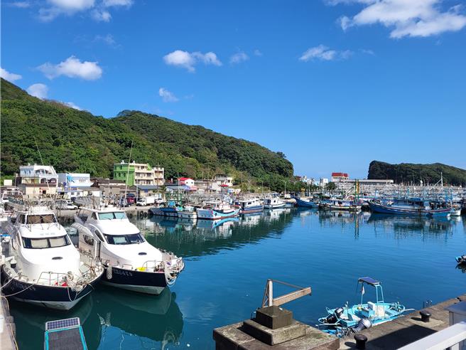 2024年2月25日新北市／新北市漁業處推薦民眾到深澳漁港大啖美食，漫步欣賞酋長岩、瑞濱海灣等獨特的自然風景，迎接春天到來。（新北市漁業處提供／劉瑋晴新北傳真）