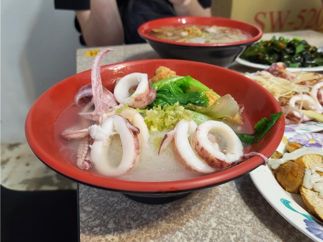 2024年2月25日新北市／米粉湯是深澳漁港的招牌料理，再搭配上當地新鮮漁獲，每一碗都承載著深澳漁港的在地特色。（新北市漁業處提供／劉瑋晴新北傳真）