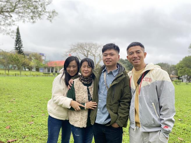 自立寄養兒少「皓皓」（右二）回「家」探望寄養媽媽與姊姊，右為家扶中心主任施政延。（花蓮家扶提供／王志偉花蓮傳真）