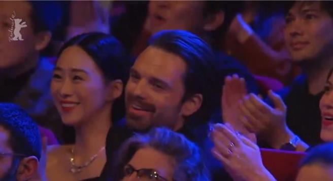 吴可熙与「酷寒战士」赛巴斯汀史坦在柏林影展颁奖典礼坐在一起，直播同框画面受到关注。（图／翻摄自YouTube／Berlinale）