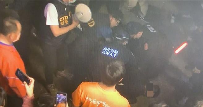 正统鹿耳门圣母庙24日抢春牛时，27岁曾姓男子（倒地者）仗酒意出手伤人，当场遭警方压制在地。（读者提供／程炳璋台南传真）