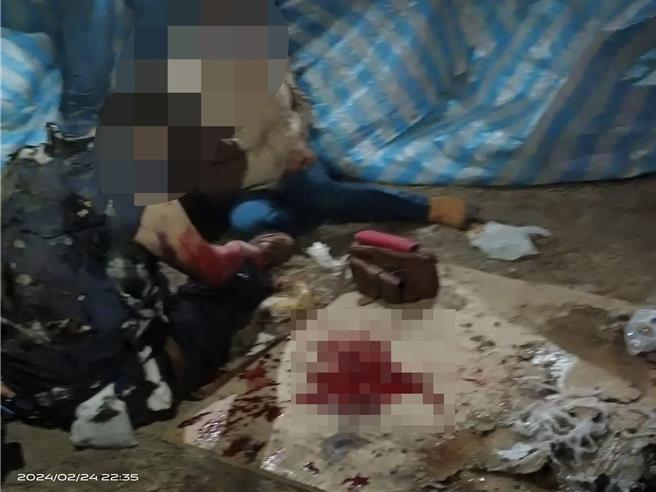 正统鹿耳门圣母庙24日高空烟火秀发生意外，一对夫妻遭烟火落焰炸伤，现场血迹斑斑。（读者提供／程炳璋台南传真）