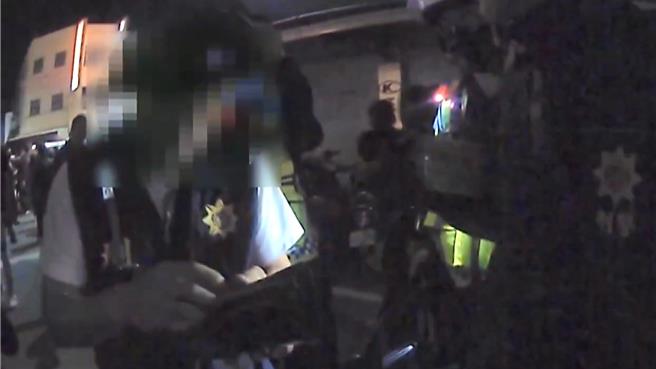 台東朱姓男子（左）昨晚身穿刑警背心參與元宵遶境活動，被真員警當場識破，帶案調查。（台東縣警察局提供／蕭嘉蕙台東傳真）