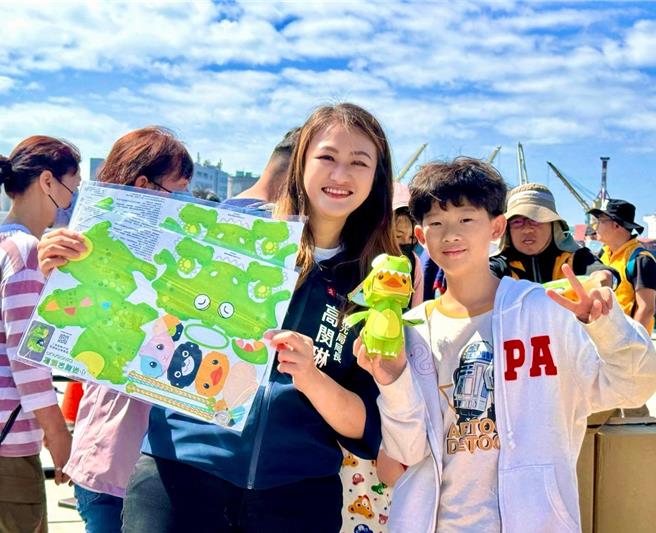 高市观光局长高闵琳（左）亲发呆脑兽小提灯给民眾。（高市观光局提供）