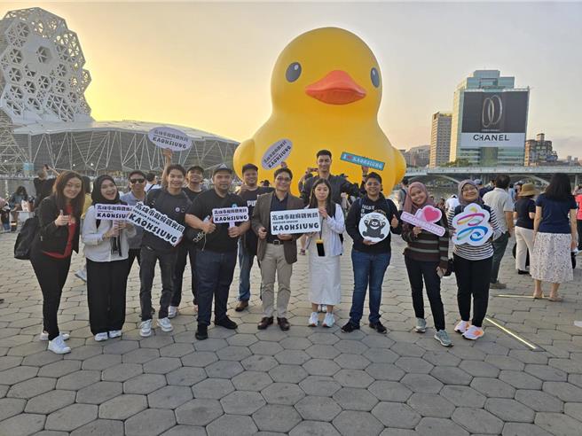 黄色小鸭魅力吸引许多越南及马来西亚旅行团特别安排参观。（高市观光局提供）